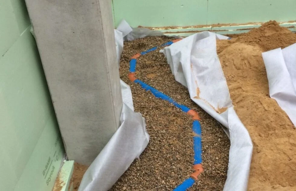Verlegung einer neuen Kellerdrainage an der Kelleraußenwand in Hamburg-Blankenese (Elbvororte) zum Schutz vor drückendem Wasser.